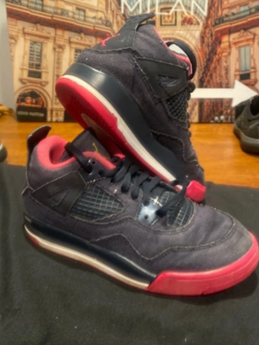Nike Kids Low-Top Sneakers in Black & Red